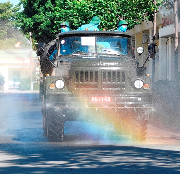 Lực lượng hóa học Quân khu 9 phun khử khuẩn, tiêu độc tại Bệnh viện Quân y 121 